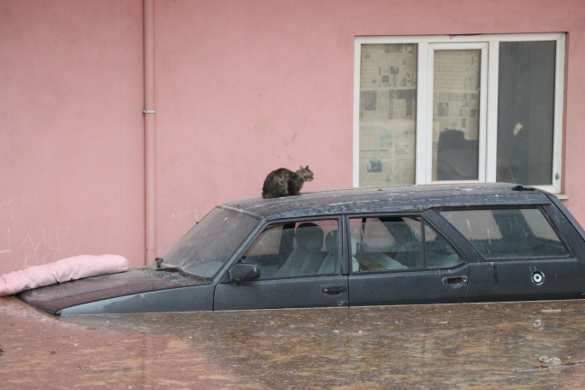 Bursa'da sağanak su baskınlarına neden oldu